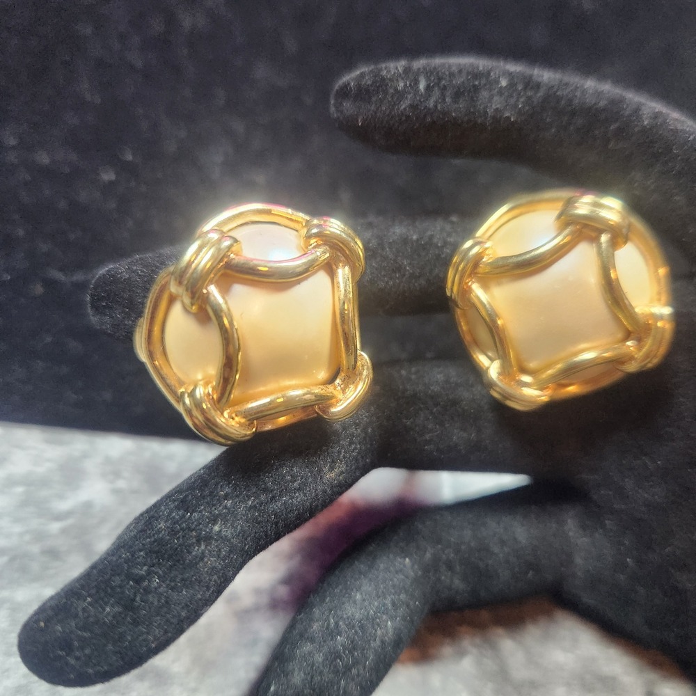 Joan Rivers Vintage Gold Tone Caged Faux‎ Pearl Clip On Earrings Cream Button 1"
